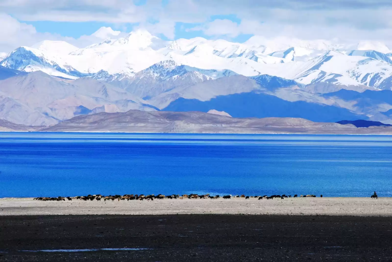 karakul lake tajikistan