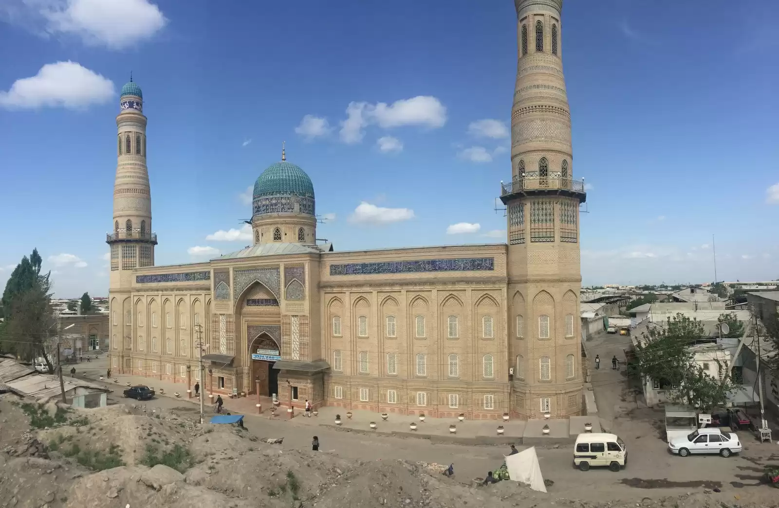 Road from Osh to Tashkent overland via Fergana valley - Uzbek border crossing