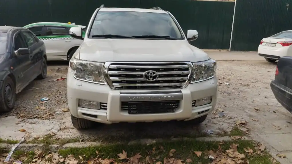 Luxury Rental Car Toyota Land Cruiser 200